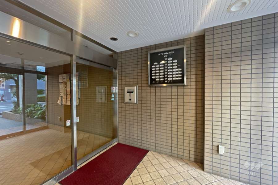 エントランスはオートロック付きです。