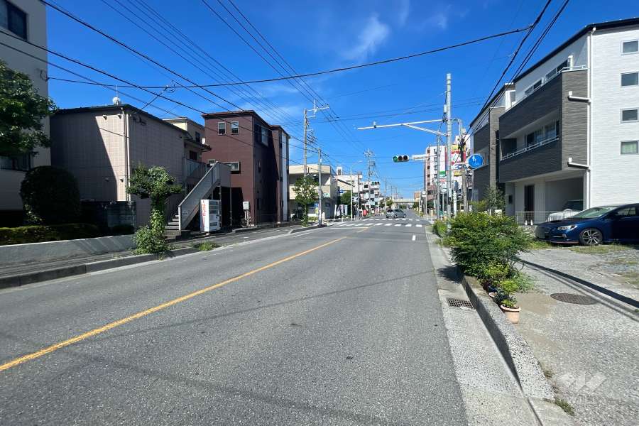 敷地の北側前面道路（東側から）