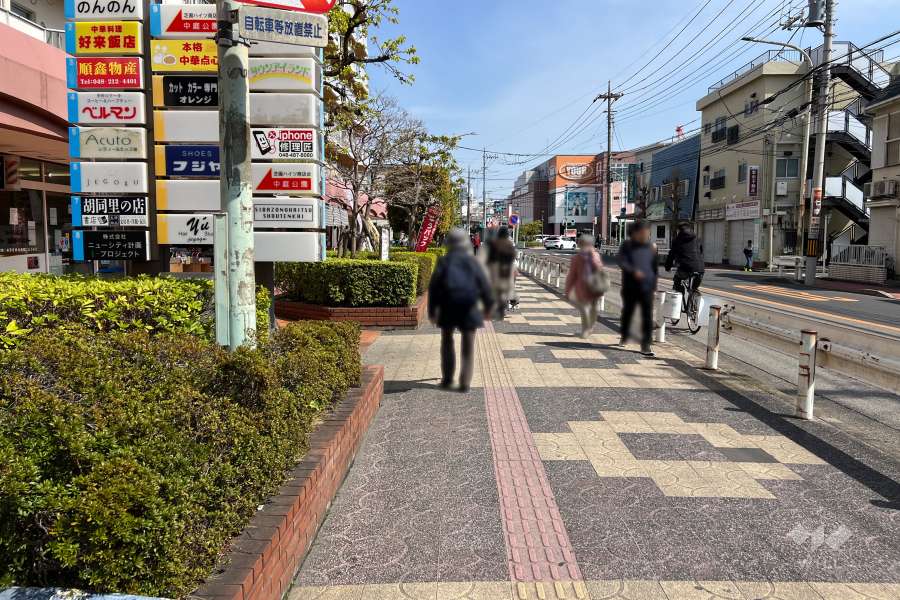 敷地の南西側前面道路（北西側から）