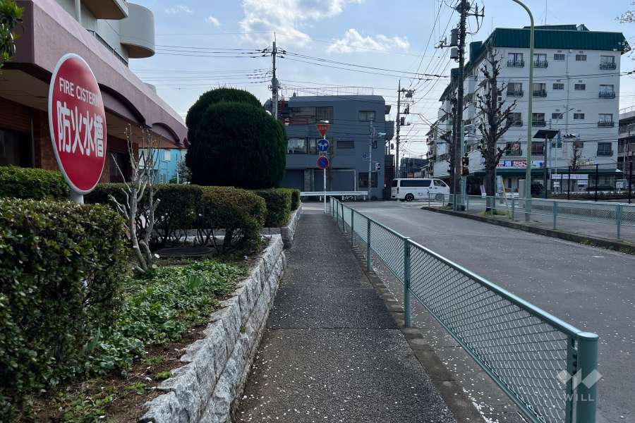 敷地の北西側前面道路（北東側から）