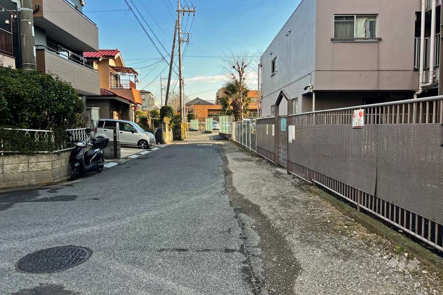 敷地北東側の前面道路（北西側から）