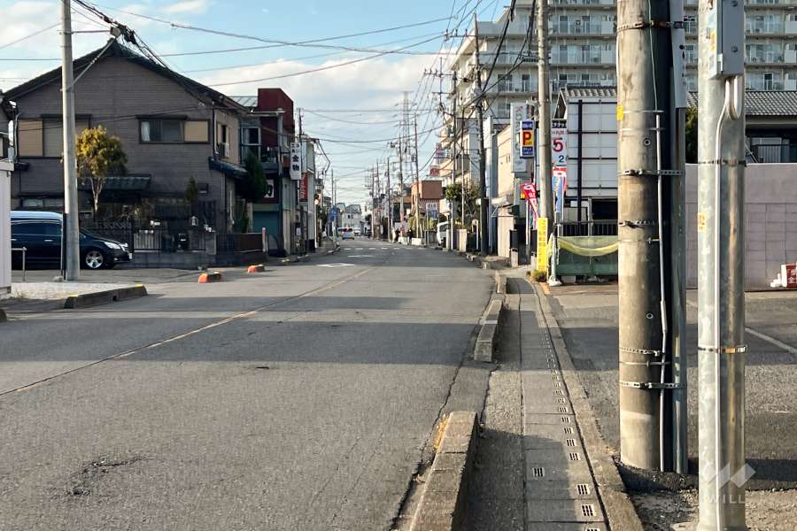 敷地南西側の前面道路（南東側から）