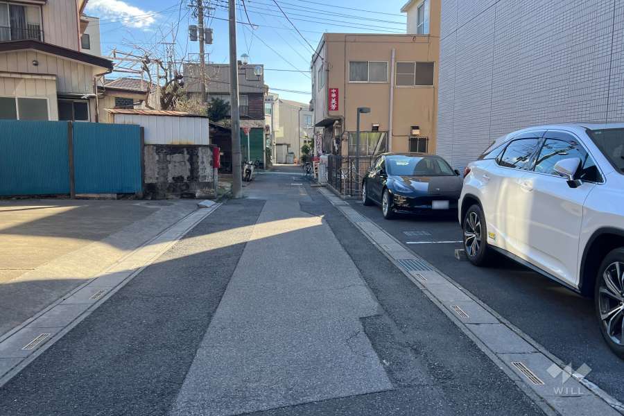 敷地の東側前面道路（北側から）