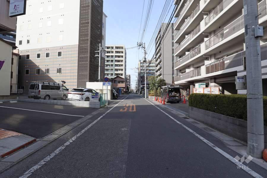 敷地西側の前面道路