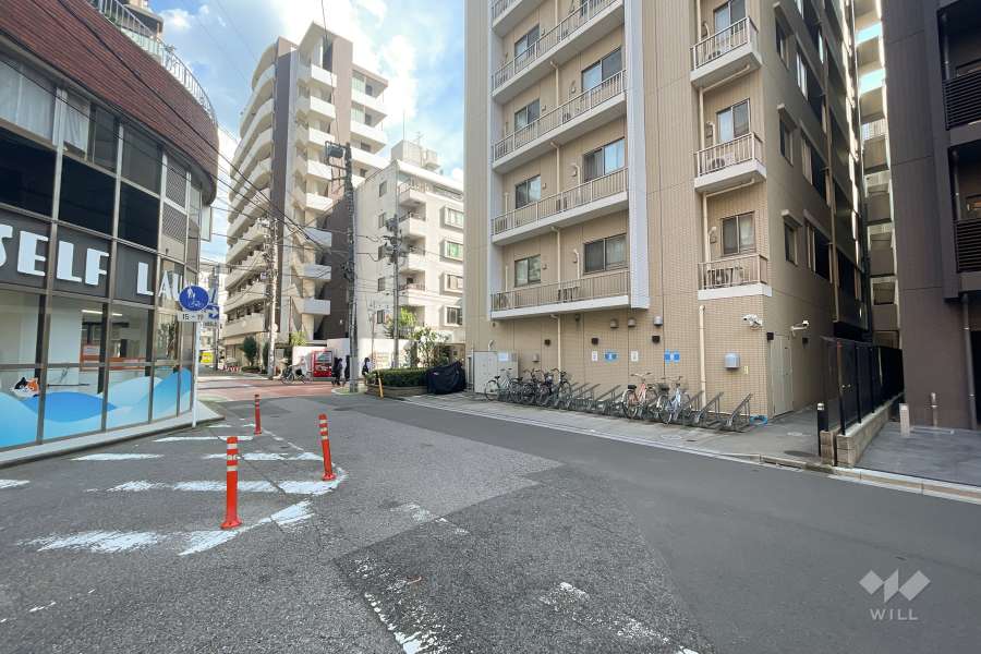 敷地の北側前面道路（西側から）