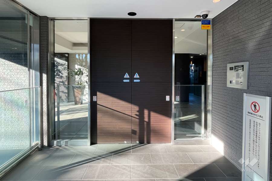 エントランスはオートロック付きです。