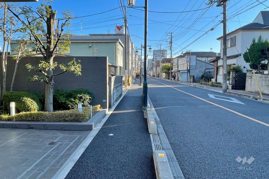 敷地西側の前面道路