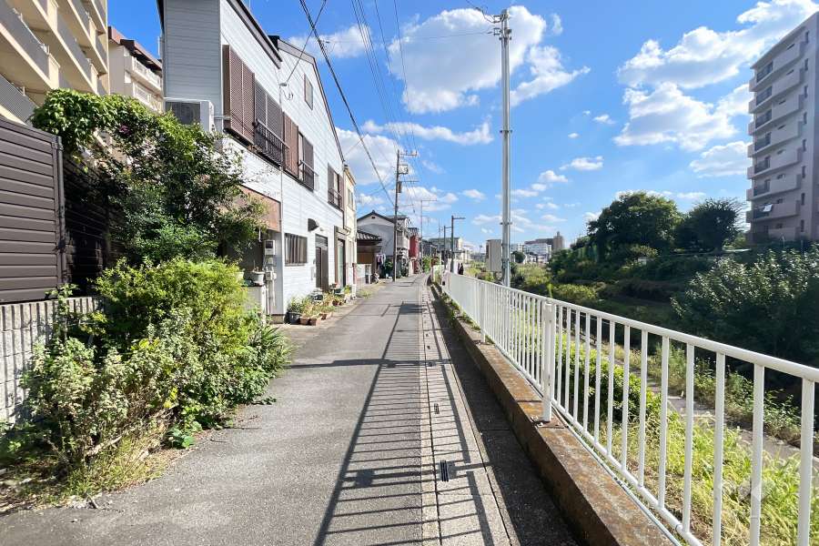 敷地の西側前面道路（南側から）