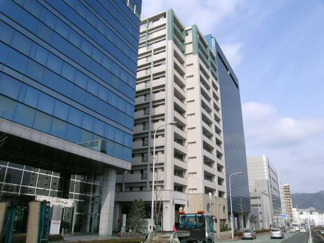 敷地の東側は新御堂筋に面しています。