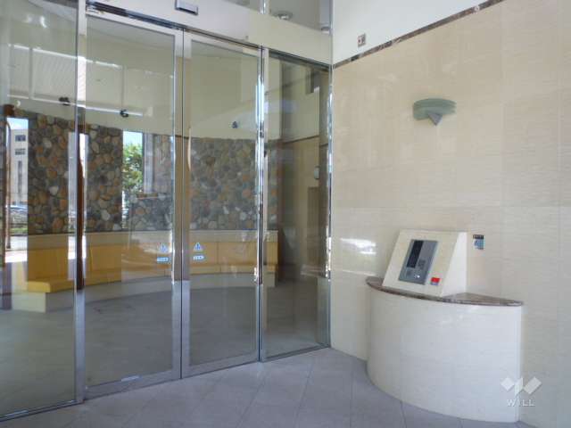 エントランスはオートロック付き。ホールにはソファが設置されています。