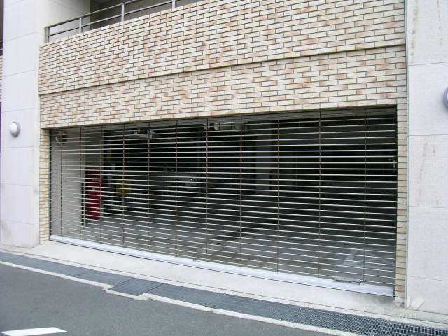 シャッター付きの駐車場