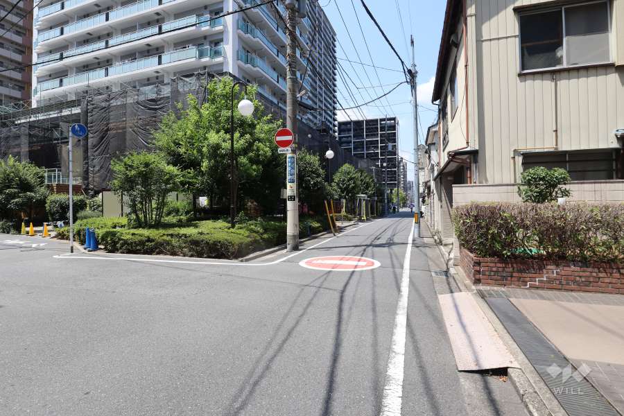 敷地西側の前面道路