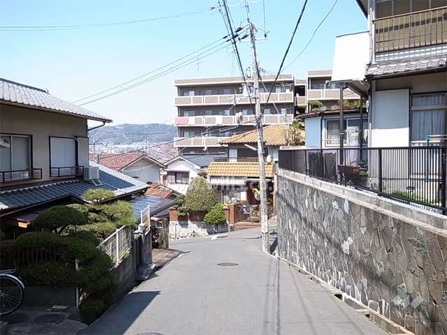 周辺は一戸建てが中心に立ち並ぶ閑静な住宅地です。