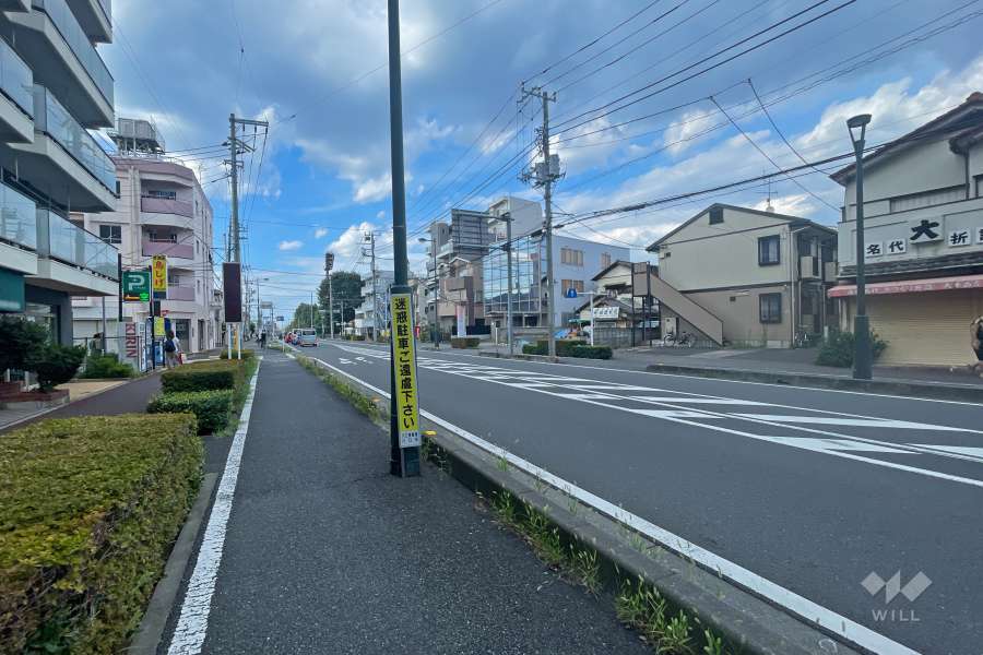 敷地東側の前面道路（南側から）