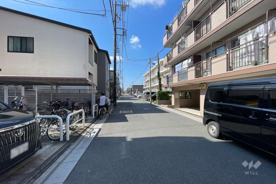 敷地の南側前面道路（東側から）