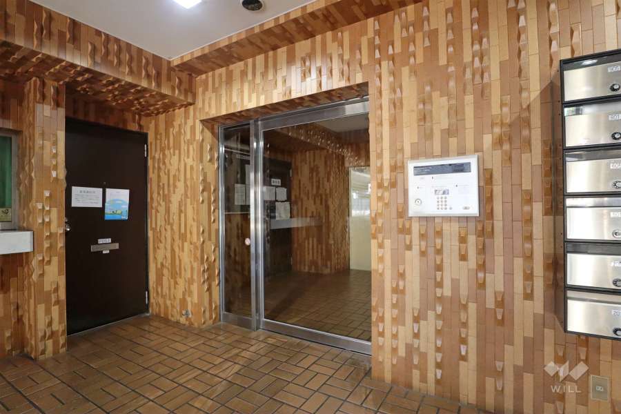 エントランスはオートロック付きです。