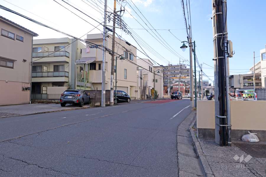 敷地南側の前面道路（東側から）