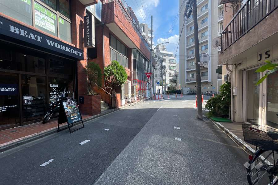 敷地西側の前面道路