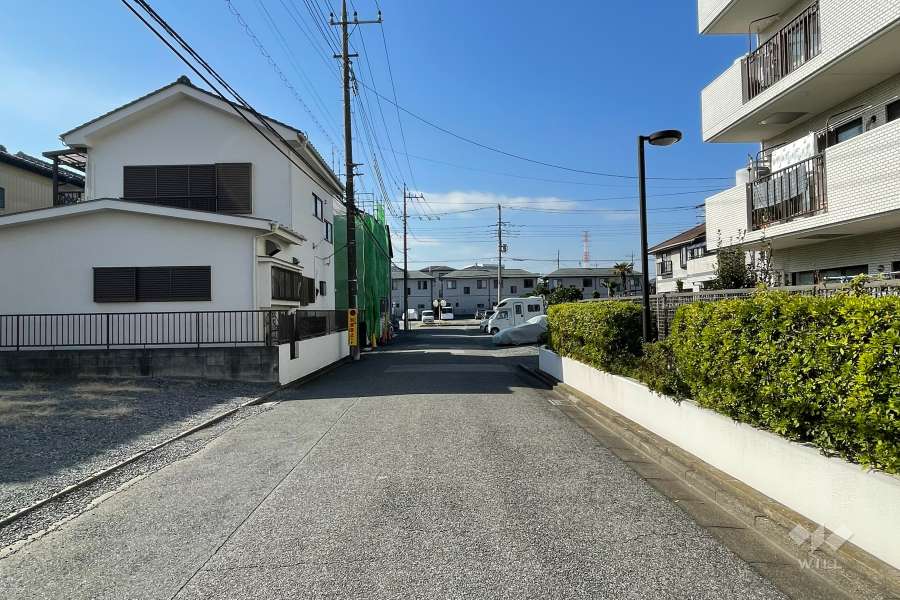 敷地の南側前面道路（東側から）