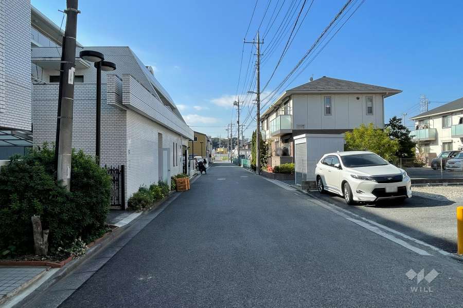 敷地の北側前面道路（東側から）