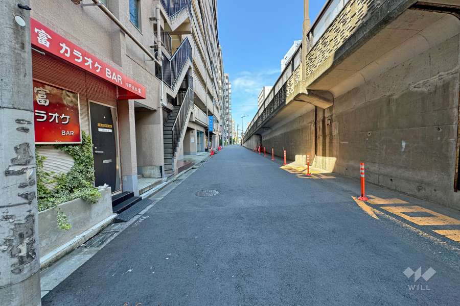 敷地北側の前面道路（東側から）