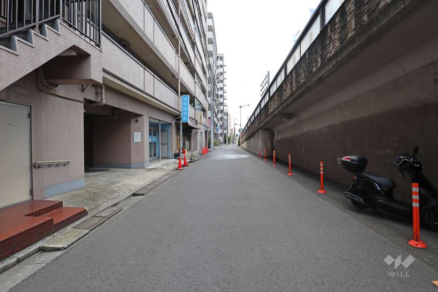 敷地北側の前面道路（東側から）