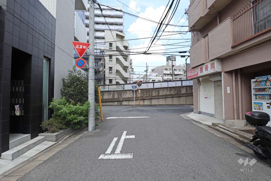 敷地西側の前面道路（南側から）