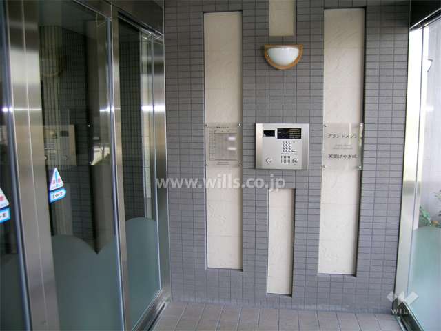 エントランスはオートロック付きです。