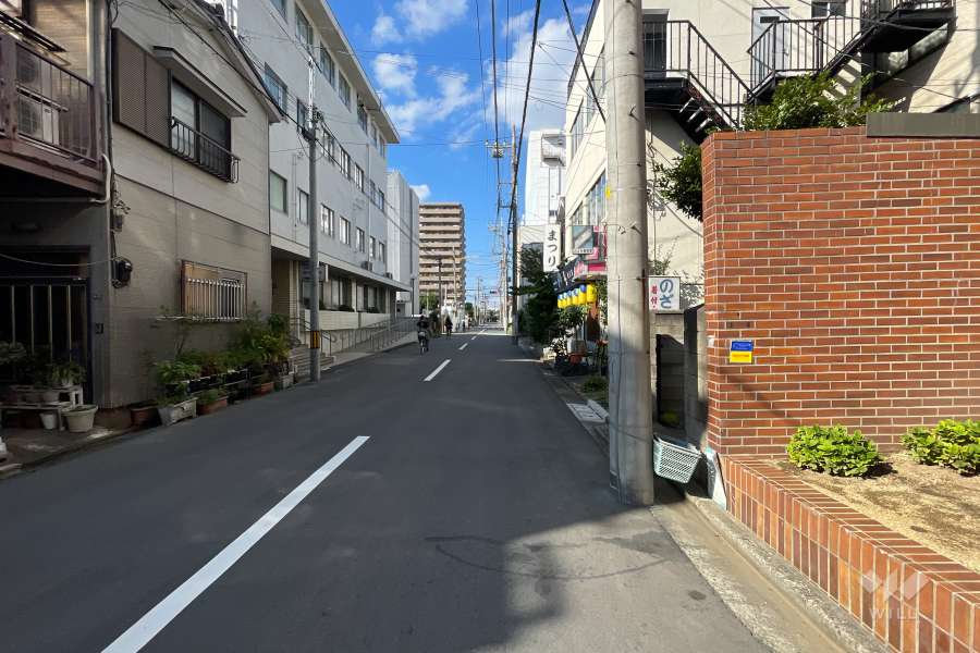 敷地西側の前面道路