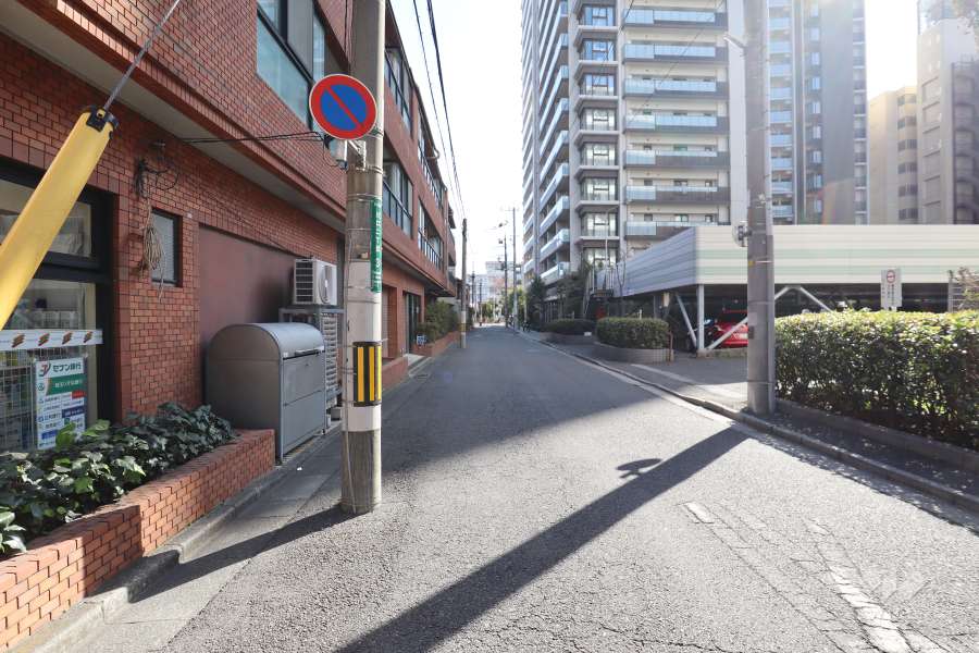 敷地西側の前面道路　