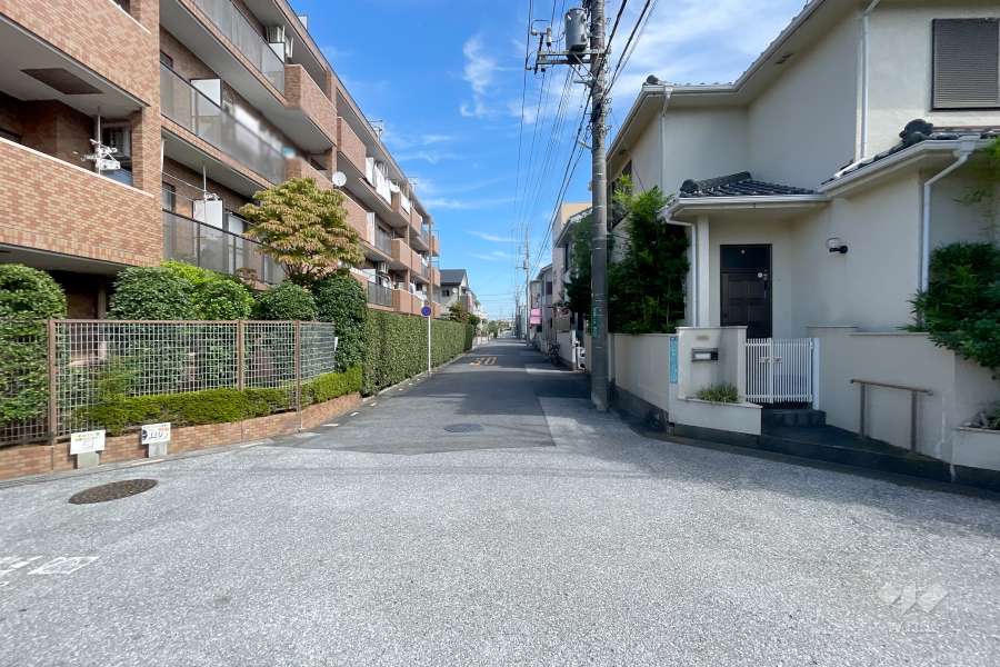 敷地南東側の前面道路