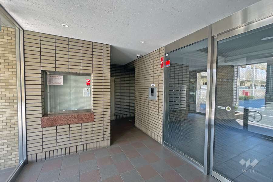 エントランスはオートロック付きです。