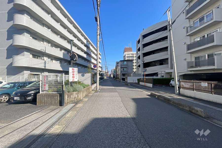 敷地西側の前面道路　