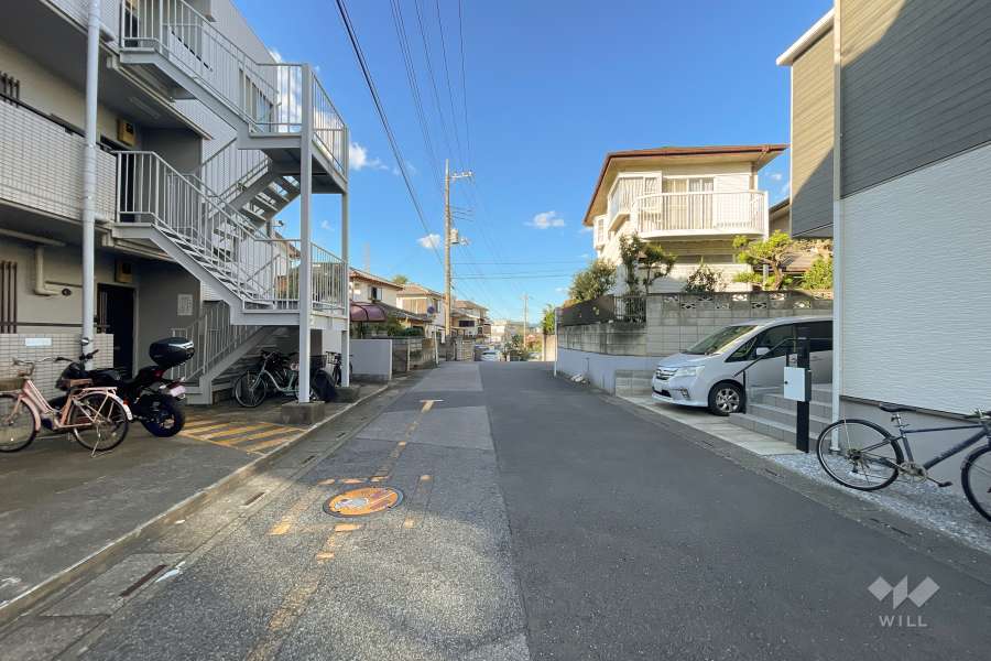 敷地東側の前面道路（南側から）