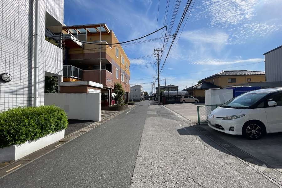 敷地西側の前面道路