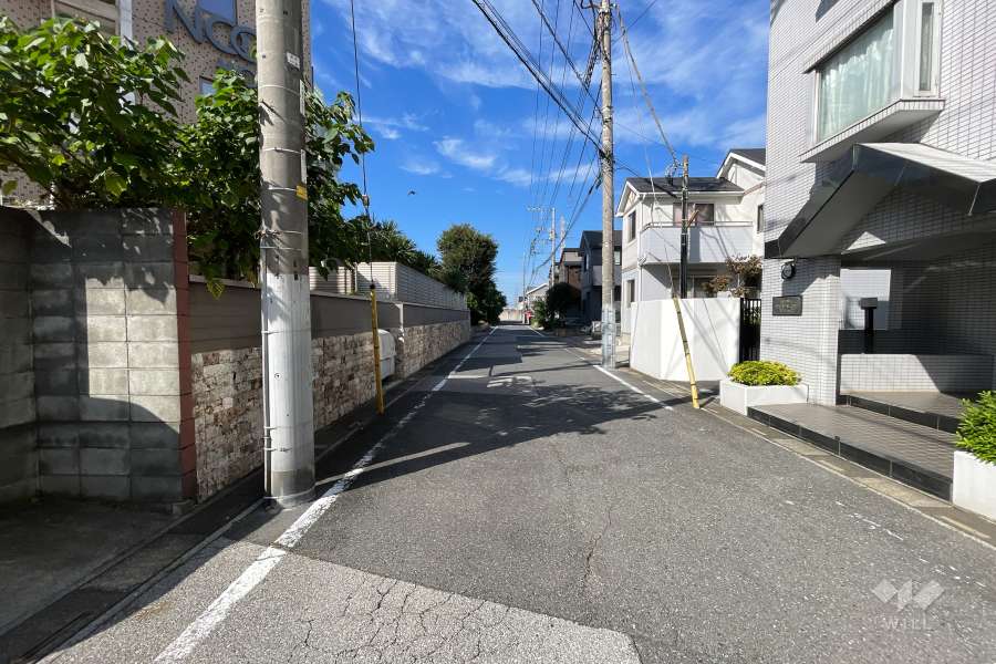 敷地西側の前面道路