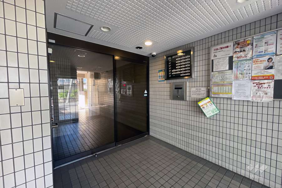 エントランスはオートロック付きです。