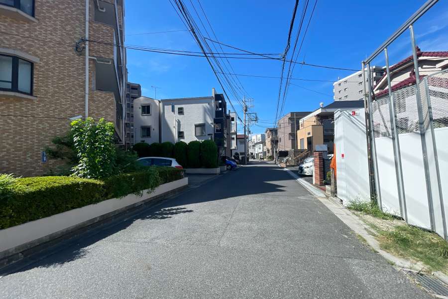 敷地の北側前面道路（東側から）