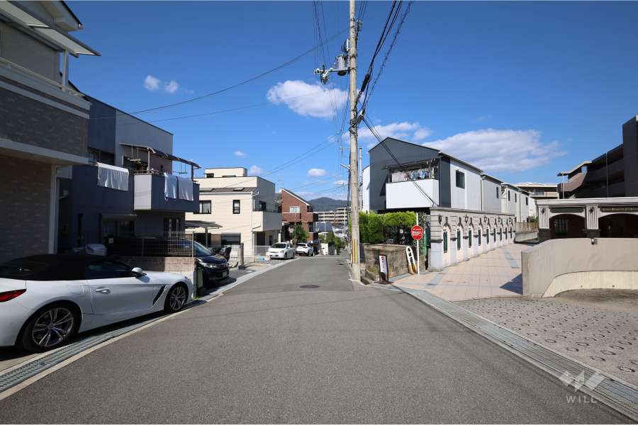 敷地西側の前面道路