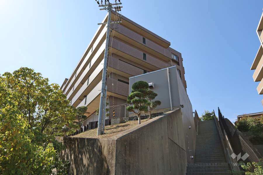 ライオンズマンション箕面瀬川の外観（北東側から）