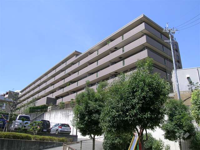 ライオンズマンション箕面瀬川の外観（北東側から）