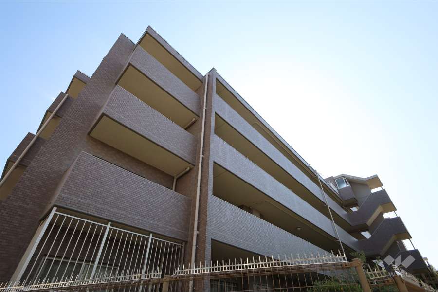 ライオンズマンション箕面瀬川の外観（北側から）