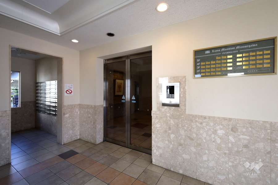 エントランスはオートロック付きです。