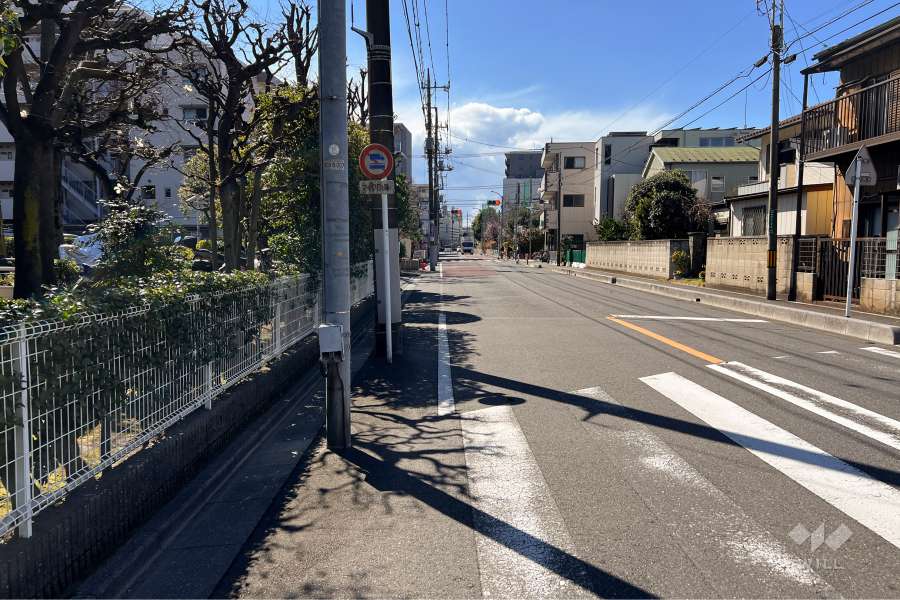 敷地北西側の前面道路（北東側から）