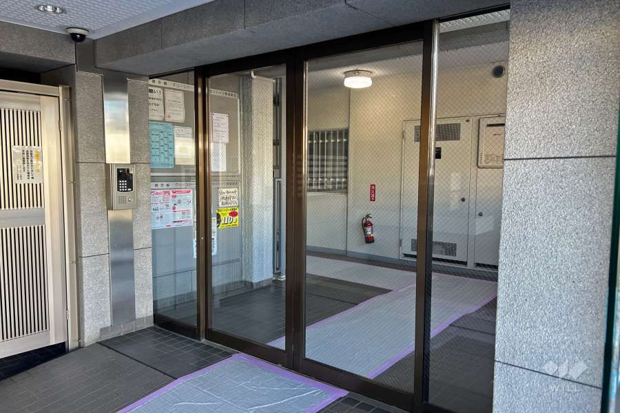 エントランスはオートロック付きです。