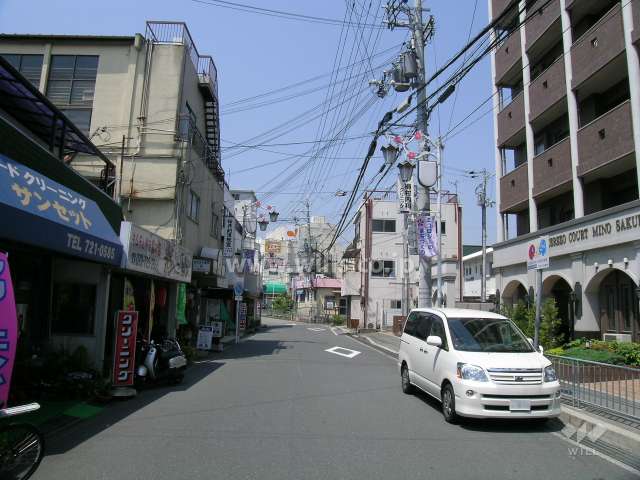 敷地に西側の道路（飲食店やスーパーなどが立ち並んでいます）