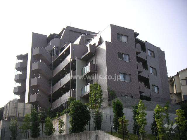 小高い丘の上に建っています。