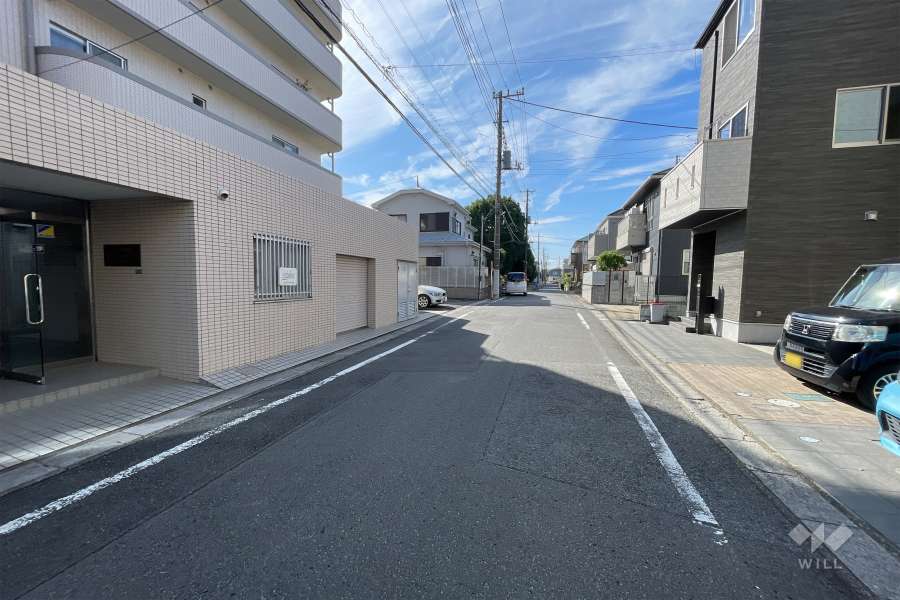 敷地北側の前面道路（東側から）