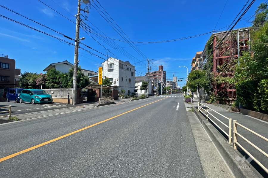 敷地北側の前面道路（東側から）