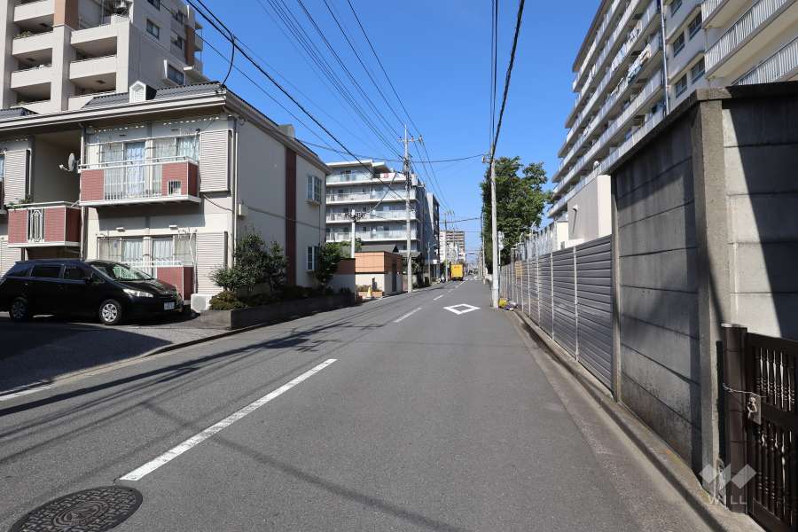 敷地西側の前面道路（南側から）